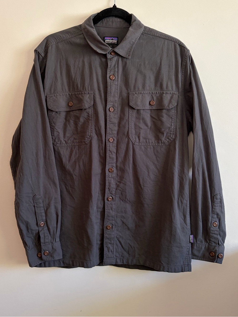 PATAGONIA- Men's M long-Sleeved Midweight Fjord Flannel Shirt in Forge Grey